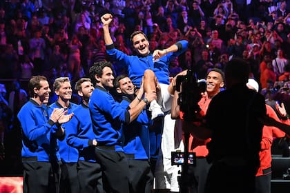 La felicidad en de Federer en una noche emotiva: llevado en andas por sus compañeros tras el final de la fiesta en la Laver Cup