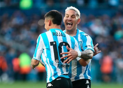 La felicitación de Copetti para Matías Rojas, que anotó el gol de Racing el domingo; el delantero quedó en el ojo del huracán al no ejecutar el segundo penal