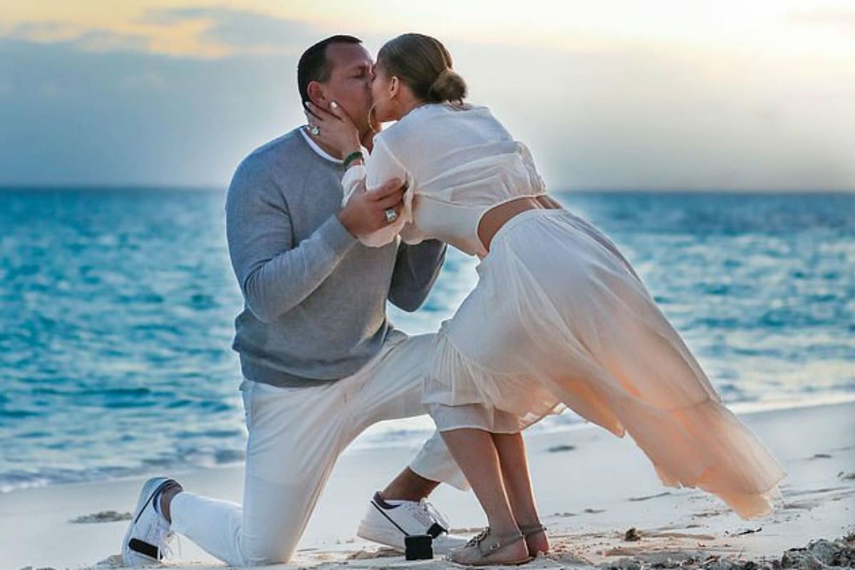 La feliz pareja anunció su compromiso el sábado por la noche