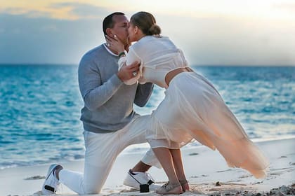 La feliz pareja anunció su compromiso el sábado por la noche