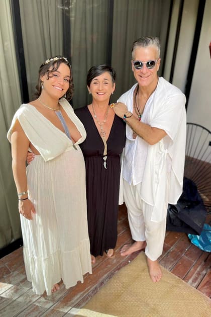 La feliz pareja junto a Alejandra, la madre de la novia.
