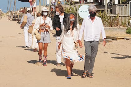 La feliz pareja junto a los padres de ella, Guillermo Rivero y Rita del Valle, con quienes comparten sus días en Uruguay.