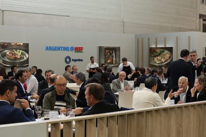 La feria Anuga, que se celebra cada dos años en Colonia, es uno de los eventos más importantes del mundo en alimentos y bebidas. En esta edición, 32 empresas argentinas de la cadena cárnica participan bajo el paraguas del Ipcva, en un pabellón de 850 metros cuadrados que incluye un restaurante con 40 mesas donde se ofrecen cortes de bife ancho y angosto a la parrilla