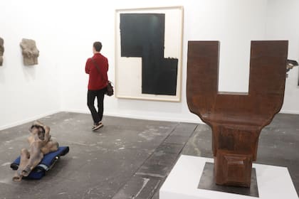 La feria Arco Madrid continúa hasta mañana en el predio de Ifema; en la imagen, la escultura de Eduardo Chillida, la más cara a la venta por 3,7 millones de euros