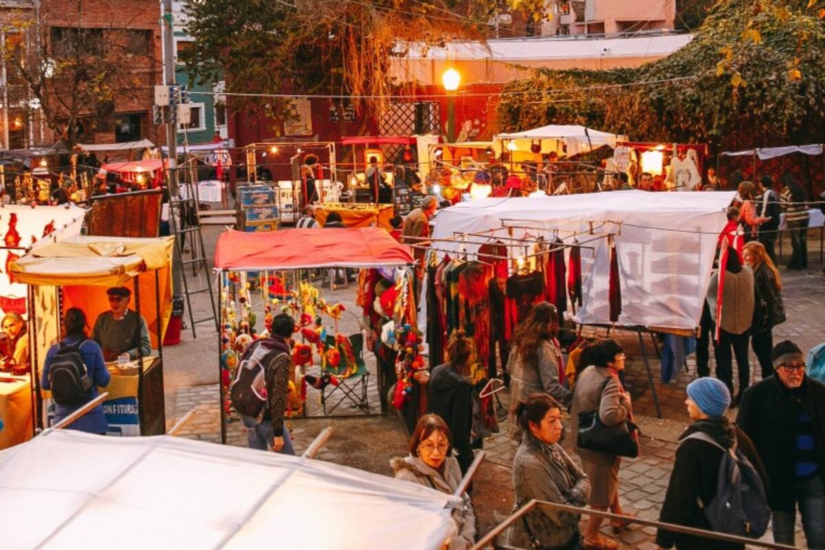 La feria de artesanos de Güemes funciona los sábados por la tarde