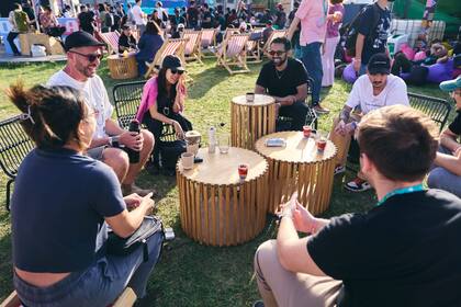 La feria está dividida en ocho "distritos" temáticos, donde se concentran proyectos, iniciativas y soluciones enfocadas en inteligencia artificial, gaming, tokenización, regulación, fintech y DeFi (contratos inteligentes sin intermediarios), entre otros aspectos