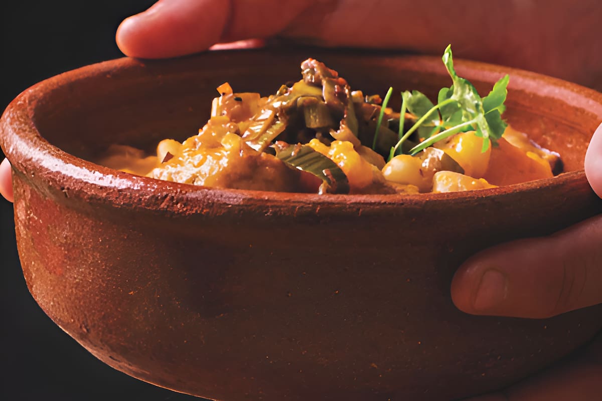 La feria rinde homenaje a los platos clásicos de la mesa argentina, preparados por cocineros, restaurantes y foodtrucks especializados en recetas tradicionales