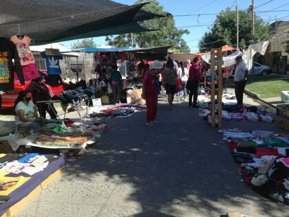 La feria Santa Marta abre martes y viernes y se extiende por mas de 10 cuadras; anteriormente se ubicaba en la plaza de nombre homónimo
