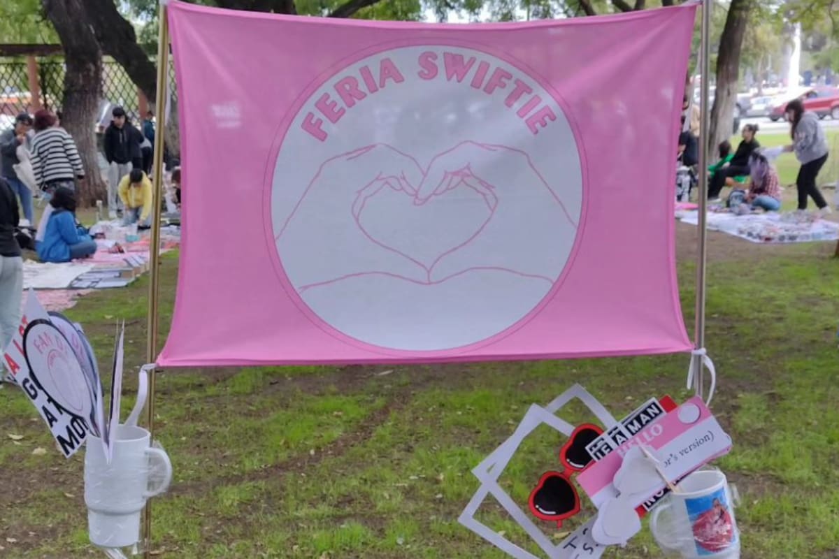 La Feria Swiftie se realiza dos veces al mes y ofrece todo tipo de productos relacionados con Taylor Swift