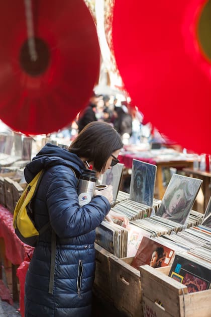 La Feria Tristán Narvaja convoca locales, pero también turistas.