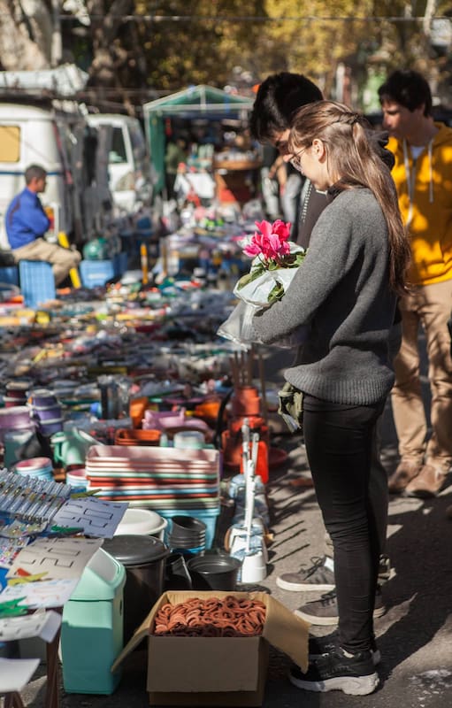 La Feria Tristán Narvaja convoca multitudes todos los domingos.