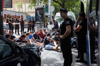 La feroz trifulca entre vigiladores privados de Mendoza y de Córdoba terminó con heridos y detenidos en el centro de la provincia cuyana.