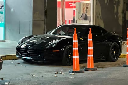 La Ferrari California estacionada en la puerta de la oficina de Vallejo