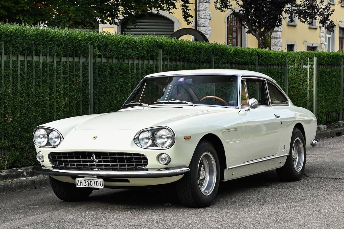 La Ferrari coupé 330 GT Pininfarina color marfil, un clásico deseado por muchos