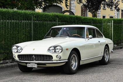 La Ferrari coupé 330 GT Pininfarina color marfil, un clásico deseado por muchos