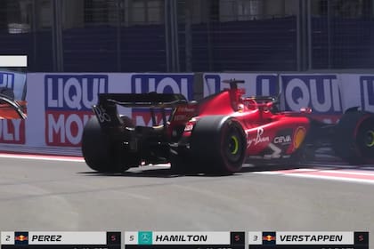 La Ferrari de Charles Leclerc, contra el muro de contención en Bakú