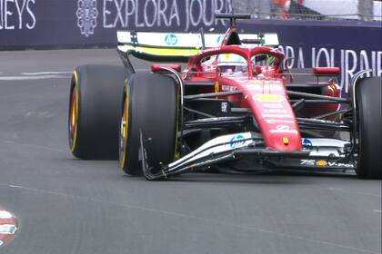 La Ferrari de Charles Leclerc marcha con parte del alerón roto luego de un choque con Lance Stroll durante la primera práctica del Gran Premio de Mónaco.