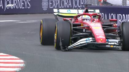 La Ferrari de Charles Leclerc sufrió la rotura de parte del alerón delantero luego de un choque con Lance Stroll durante la primera práctica del viernes del Gran Premio de Mónaco; luego, fue el más veloz