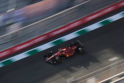 La Ferrari de Charles Leclerc vuela sobre la pista en los ensayos del 25 de marzo del 2022 con miras al GP de Arabia Saudí . (AP Photo/Hassan Ammar)