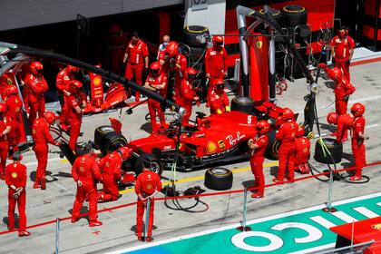 La Ferrari de Sebastian Vettel apenas giró una vuelta en el Gran Premio de Estiria; la rotura del alerón trasero, después del accidente con su compañero Charles Leclerc, provocó el abandono del tetracampeón alemán, que desanda la última temporada en la Scuderia