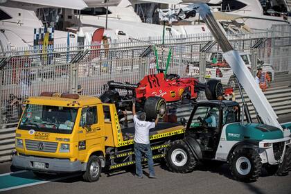 La Ferrari de Sebastian Vettel se golpeó contra el muro en la curva 19