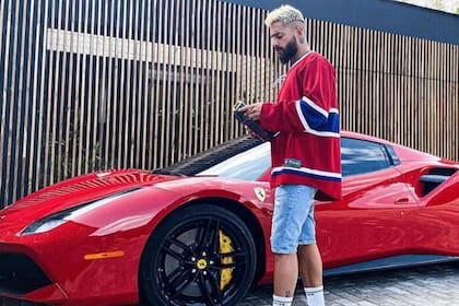 La Ferrari es sólo uno de los autos de lujo que posee Maluma en su casa de Medellín
