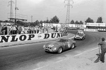 La Ferrari participando de las 24 Horas de Le Mans el 24 de junio de 1962 - Mike Parkes / Lorenzo Bandini, SpA Ferrari SEFAC, chassis no. 3765 (#7)