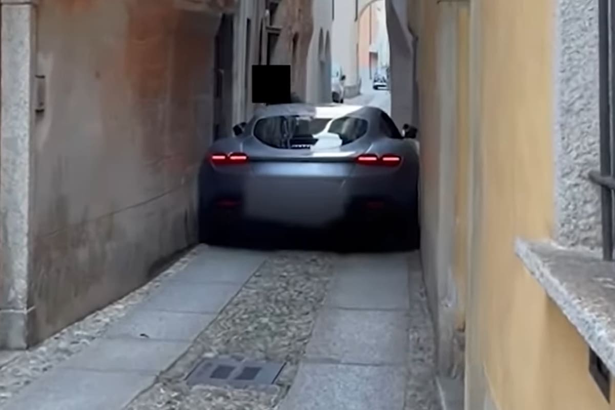 La Ferrari Roma quedó "atascada" en un callejón