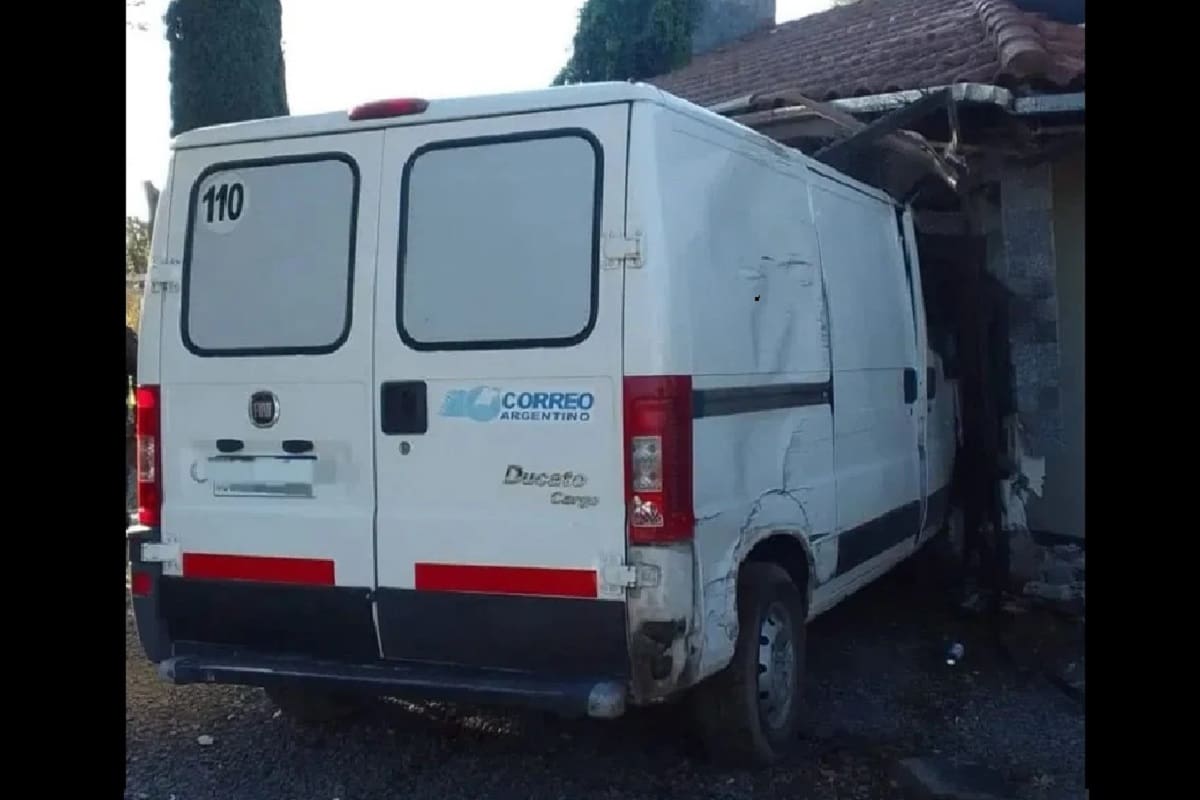 La Fiat Ducato, incrustada en una vivienda tras haber atropellado a una mujer y a su hija y causar la muerte de la adolescente
