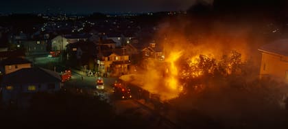 La ficción está basada en el exitoso cómic Quemar la casa de Moyashi Fujisawa, publicado en 2017 y que fue un verdadero éxito en Japón (Foto: Captura Netflix)