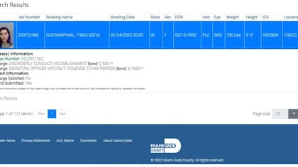 La ficha de detención que figura en el sistema de la Policía del Condado de Miami (Crédito: Miami Dade County)