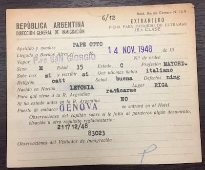 La ficha para pasajero de ultramar que utilizó Priebke para ingresar a la Argentina, bajo el nombre ficticio de Otto Pappe; decía ser mayordomo