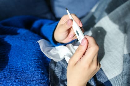 La fiebre alta sin resfrío puede ser un síntoma de dengue; el Ministerio de Salud exhorta a las personas a no automedicarse y acudir a un centro de salud