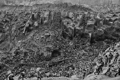 La "fiebre del oro" en Serra Pelada en 1986. © Sebastião Salgado