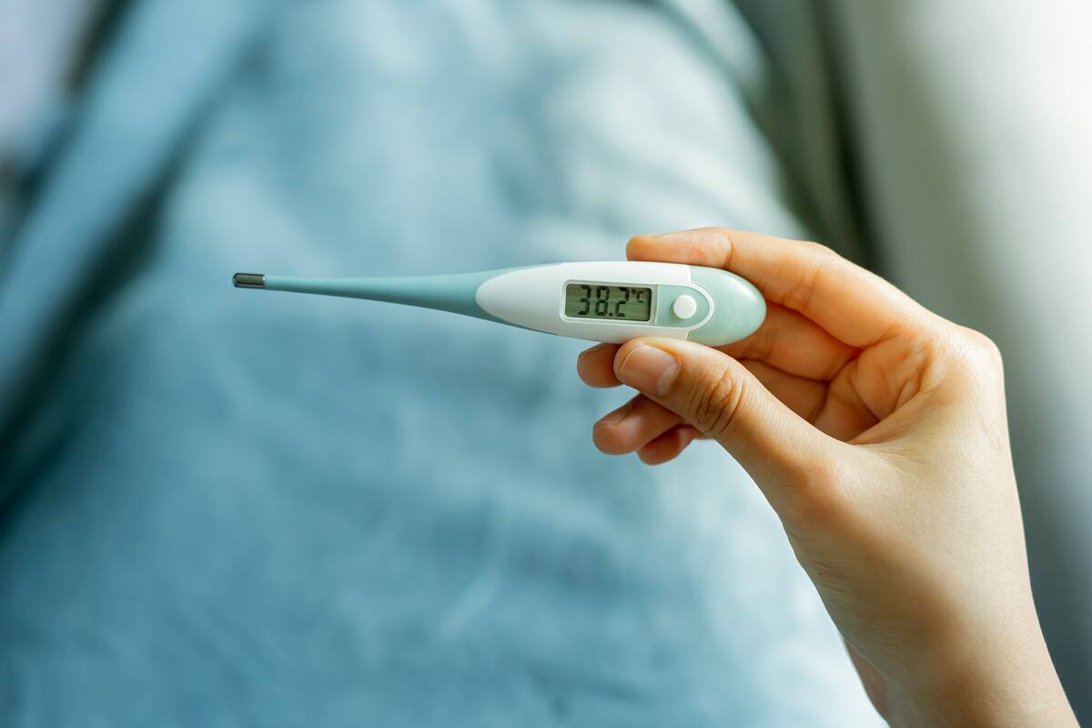 La fiebre sigue siendo uno de los síntomas más frecuentes en los pacientes Covid-19 positivos.
