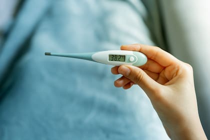 La fiebre va acompañada de uno o más síntomas