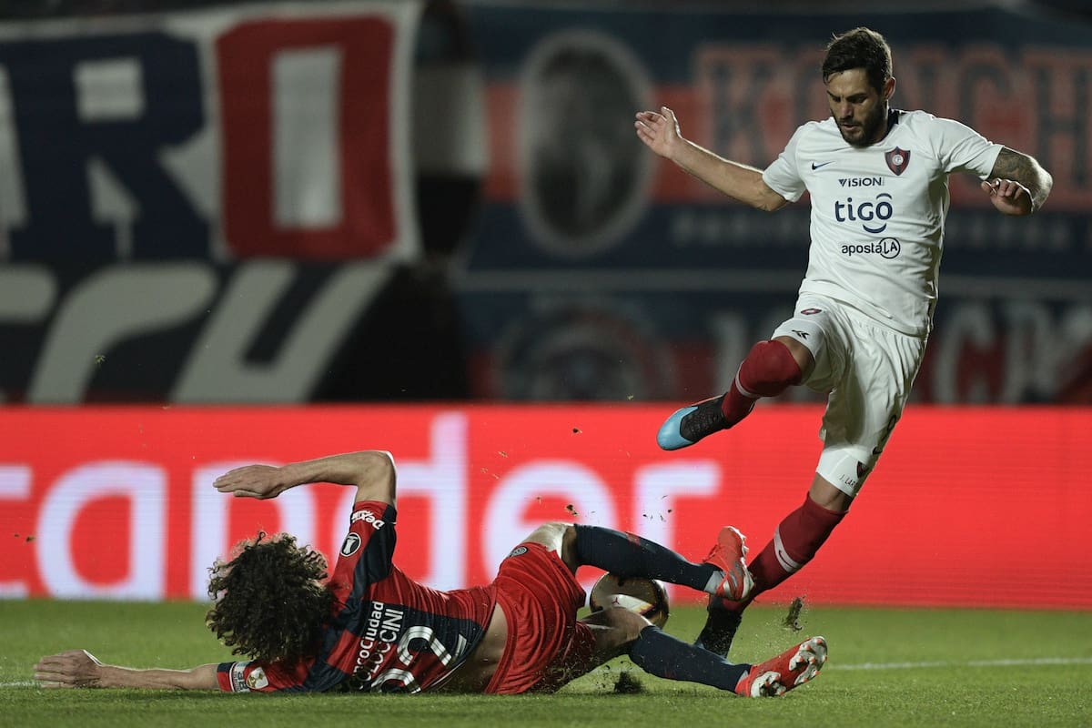 La fiereza de Fabricio Coloccini en un cruce con otro argentino, Joquín Larrivey.