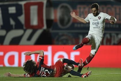 La fiereza de Fabricio Coloccini en un cruce con otro argentino, Joquín Larrivey.