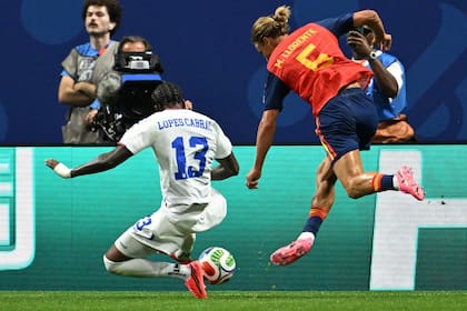 La fiereza de Sidney Lopes Cabral para cortar un ataque de Marcos Llorente. (Photo by Roberto SCHMIDT / AFP)