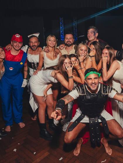 La fiesta contó con todos los lujos: cotillón con disfraces, pantallas LED y gastronomía en vivo