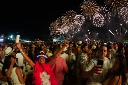 La fiesta de año nuevo atrae a millones de personas a las playas de Copacabana y alrededores