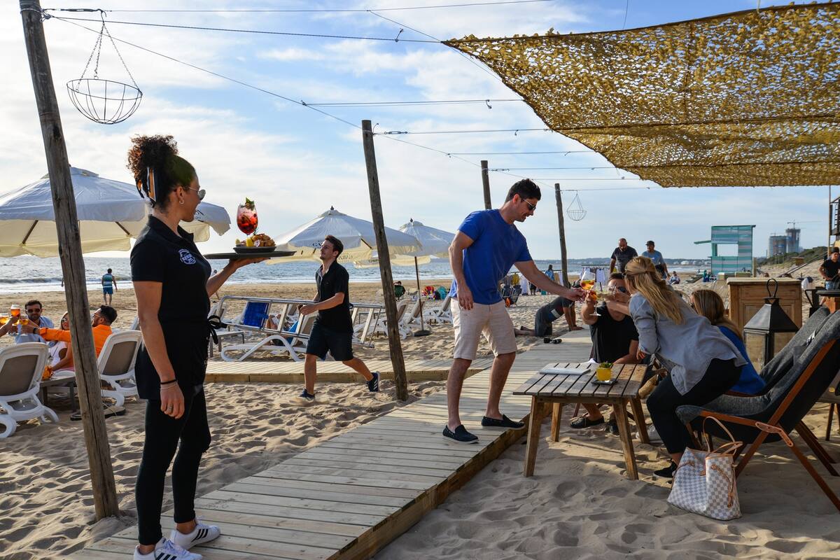 La fiesta de casamiento de Luis Suárez, el polo gourmet en José Ignacio, descuentos en supermercados y algunos emprendimientos puntuales serán las novedades de un verano marcado por la volatilidad cambiaria