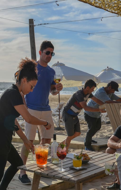 La fiesta de casamiento de Luis Suárez, el polo gourmet en José Ignacio, descuentos en supermercados y algunos emprendimientos puntuales serán las novedades de un verano marcado por la volatilidad cambiaria