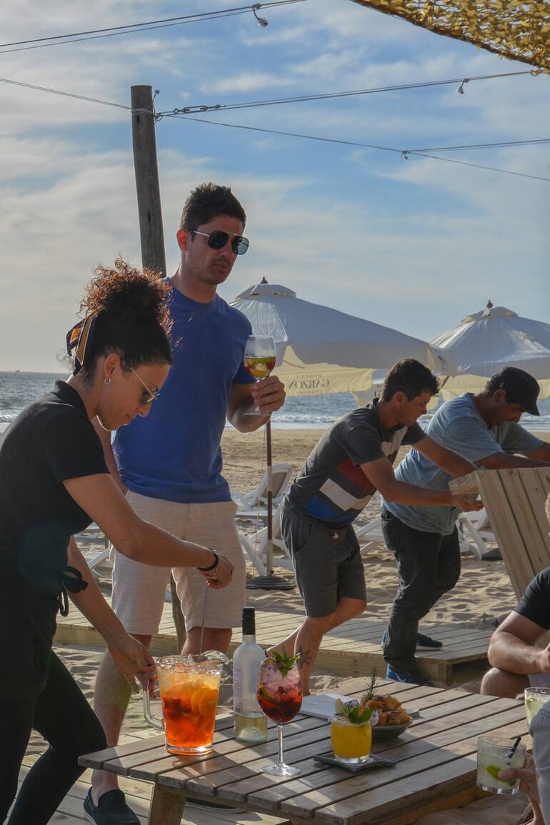 La fiesta de casamiento de Luis Suárez, el polo gourmet en José Ignacio, descuentos en supermercados y algunos emprendimientos puntuales serán las novedades de un verano marcado por la volatilidad cambiaria