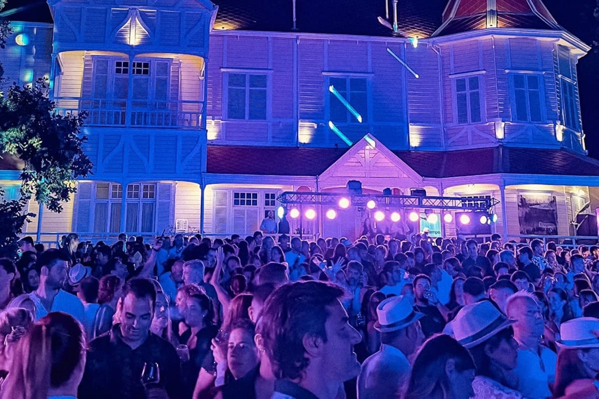 La fiesta de cumbia bajo las estrellas en Villa Victoria, que perteneció a la familia Ocampo