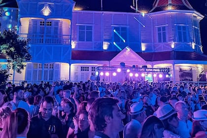 La fiesta de cumbia bajo las estrellas en Villa Victoria, que perteneció a la familia Ocampo