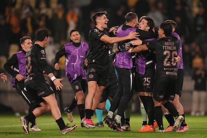 La fiesta del Calamar en Chile: en el partido de ida, Guido Mainero falló un penal que pudo darle el triunfo y en el desquite, por esa vía Platense derrotó a Coquimbo Unidos