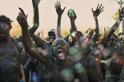 La fiesta del Carnaval de Paraty en el sur de Brasil gira en torno al barro