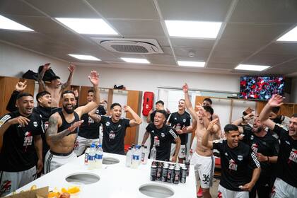 La fiesta del plantel de Riestra en el vestuario del Monumental, luego de la histórica victoria sobre River (@prensariestra)
