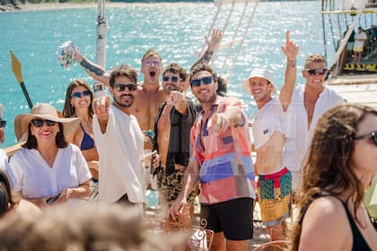 La fiesta en el barco duró todo el día e incluyó DJ, tragos y chapuzones.